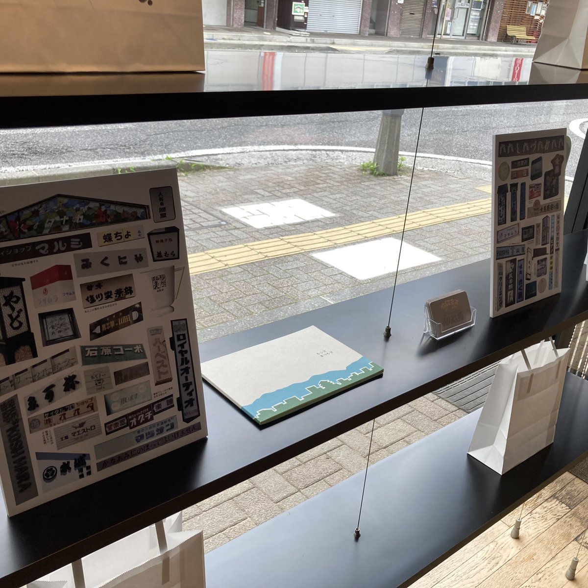 typography_ken's tweet photo. ◉もう一つの展示のお知らせ
松本文字塾第一期に通った縁からアートセンターの向かいにある飯田屋飴店の看板デザインなどを手がけることになった@ashitanoayanoさん。
当時の書体などを店内に展示しています。また一期の記録���子も特別配布中です。是非、飯田屋飴店にもお寄りください。
#松本文字塾展 https://t.co/in8Jagzp2J