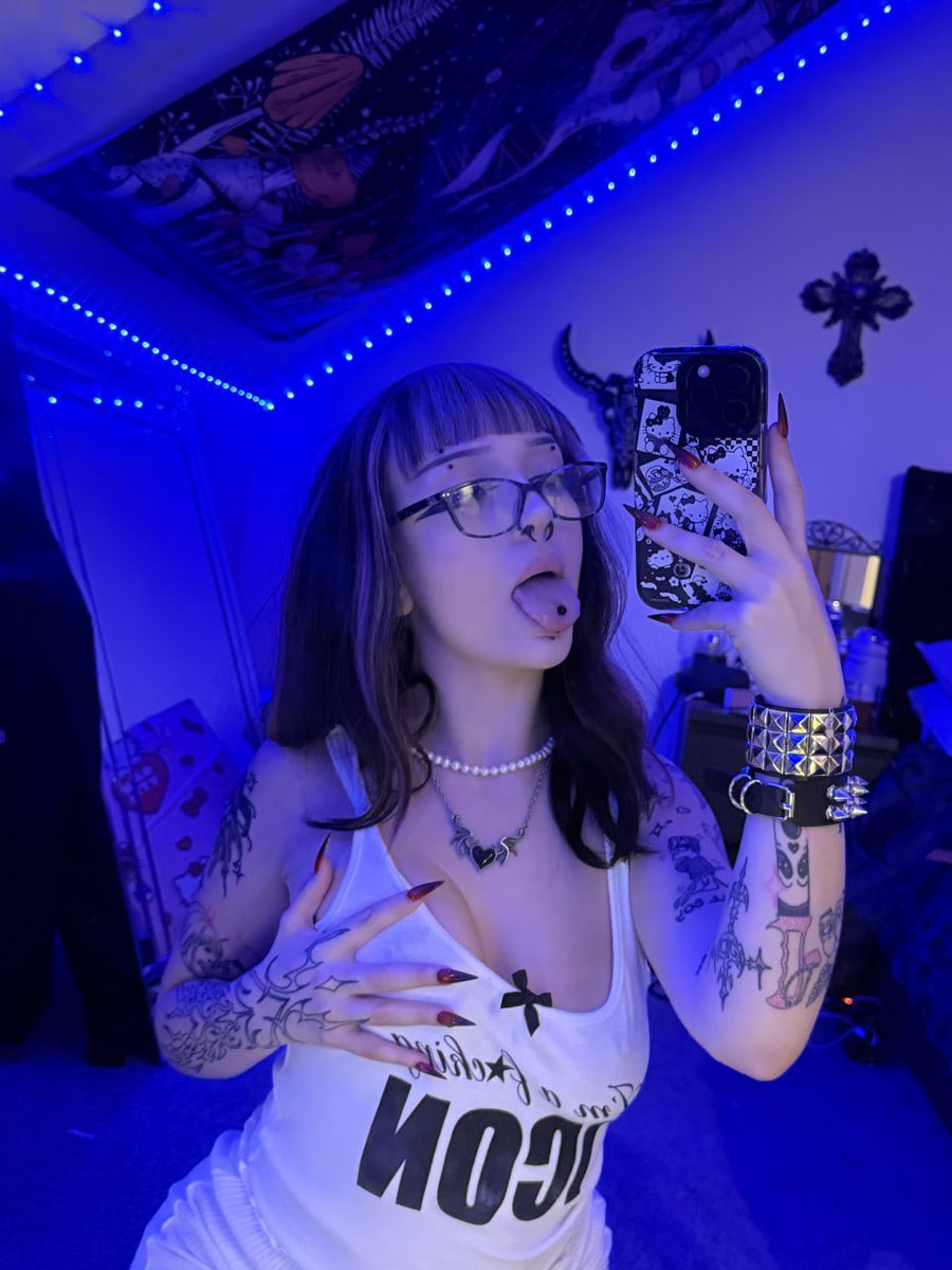 K1RASTORM's tweet photo. yes u can use my boobs as stress relief balls https://t.co/b9gHPqfq98