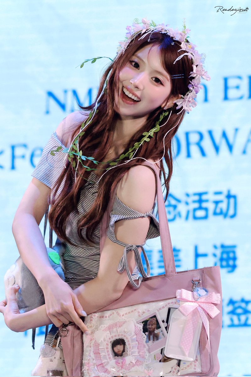 soljjyuvision's tweet photo. she is actually so cute and so smiley and so gorgeous and so pretty this day i can't move on it's been a year the people are begging but i can't move on https://t.co/1DgYzIRuTA