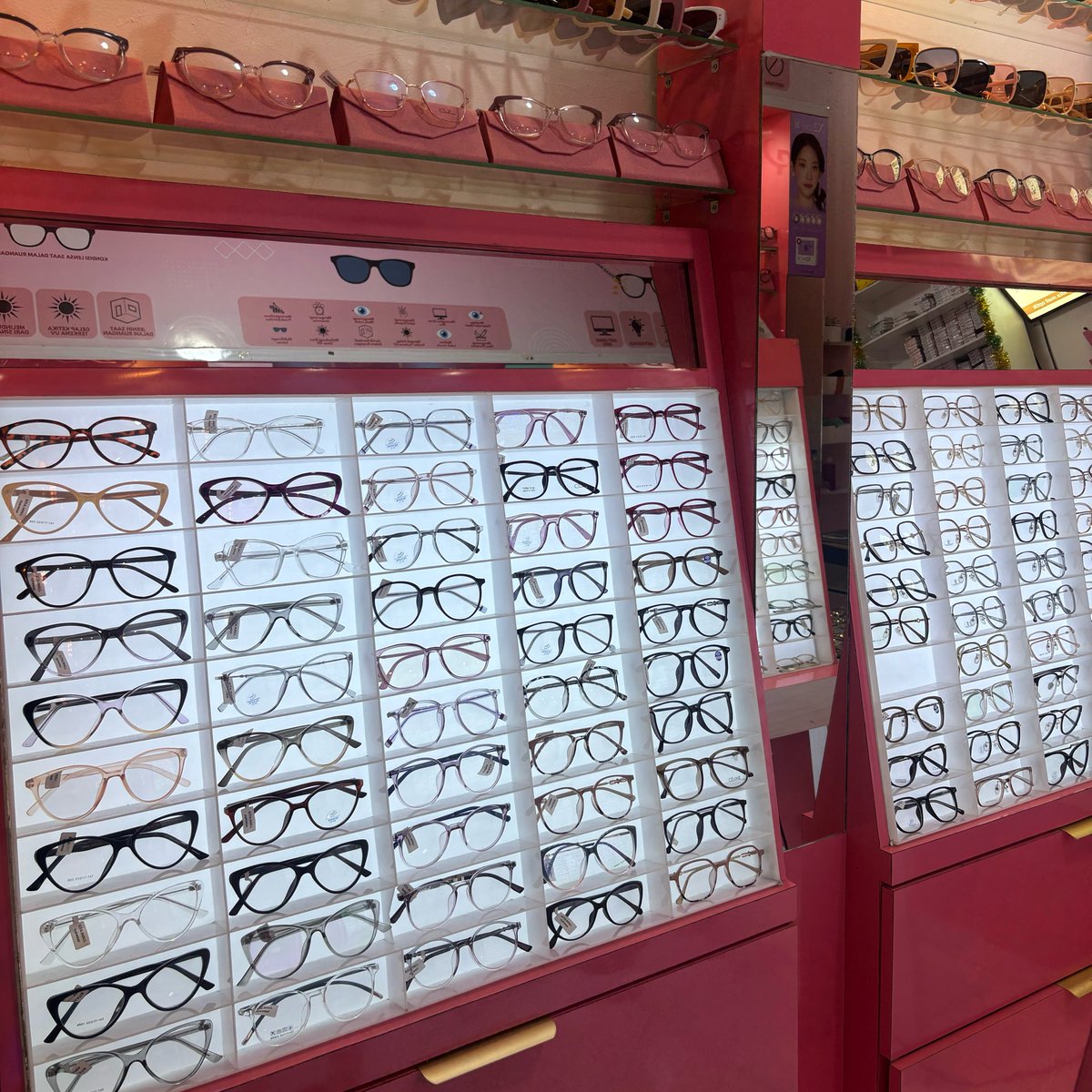 everlastpink's tweet photo. dulu aku juga selalu ke pasar senen buat bikin kacamata karena 175-200 udah mantep banget frame+lensa wkwk. tapi sejak nemu optik di bintaro yang cuma 150an all in aku berpindah haluan… ga perlu jauh jauh ke pasar senen lagi 🤓✌🏻 https://t.co/vs8GbtvDJt