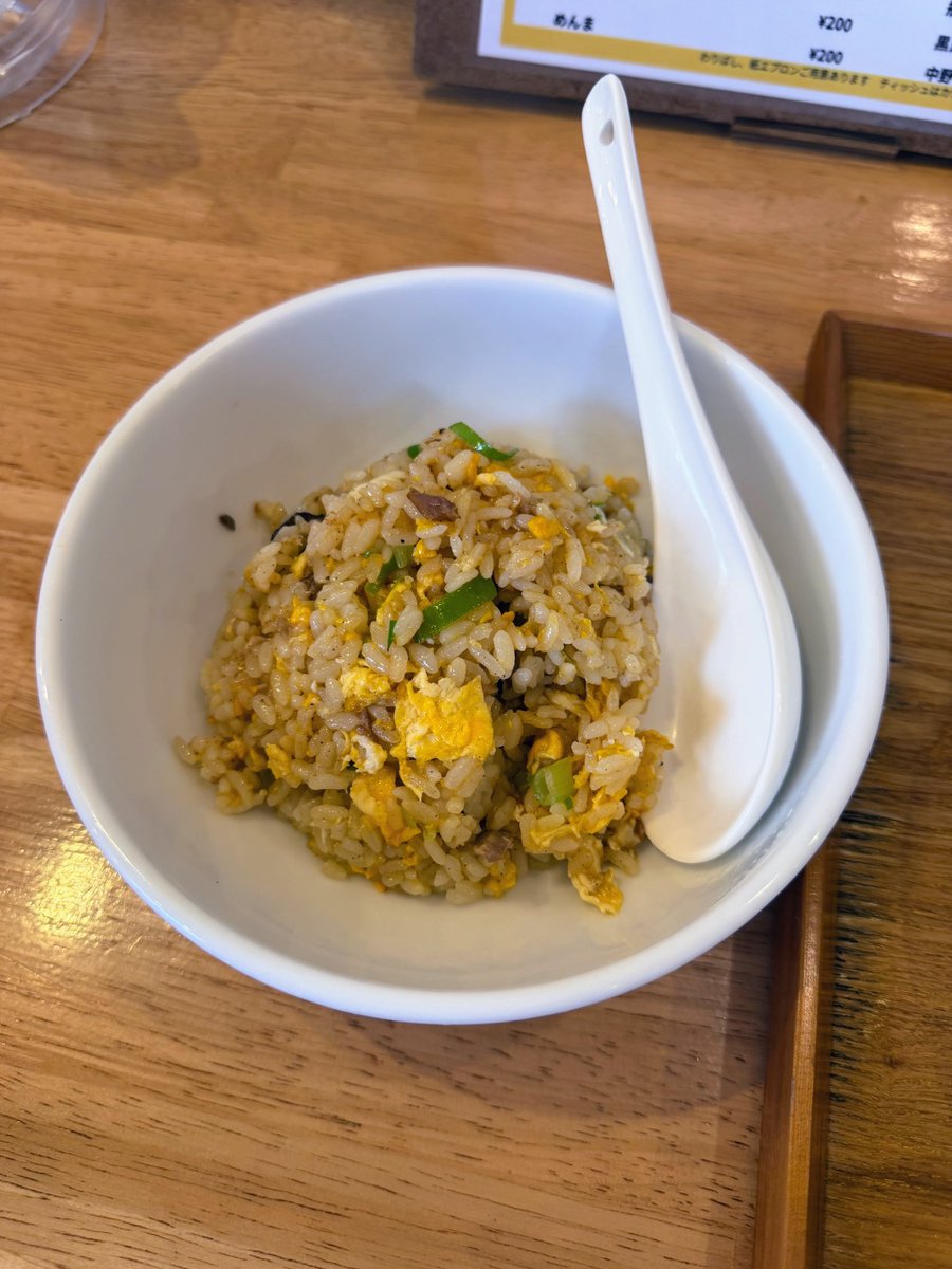 FBhF30xpoDH8TbB's tweet photo. 【らぁめん ご恩】野方

極 四川担々麺
半チャーハン（少な目）

ちょいとお久しぶりのご恩さん。
漫画に掲載されたからか大行列。
冷やしもあったけど、やっぱり大好物の温かい担々麺を🔥
相変わらず濃厚なゴマだれが堪りません😍
素敵なご夫婦の掛け合いも最高のスパイス🧡 https://t.co/v2DqbP3UbT