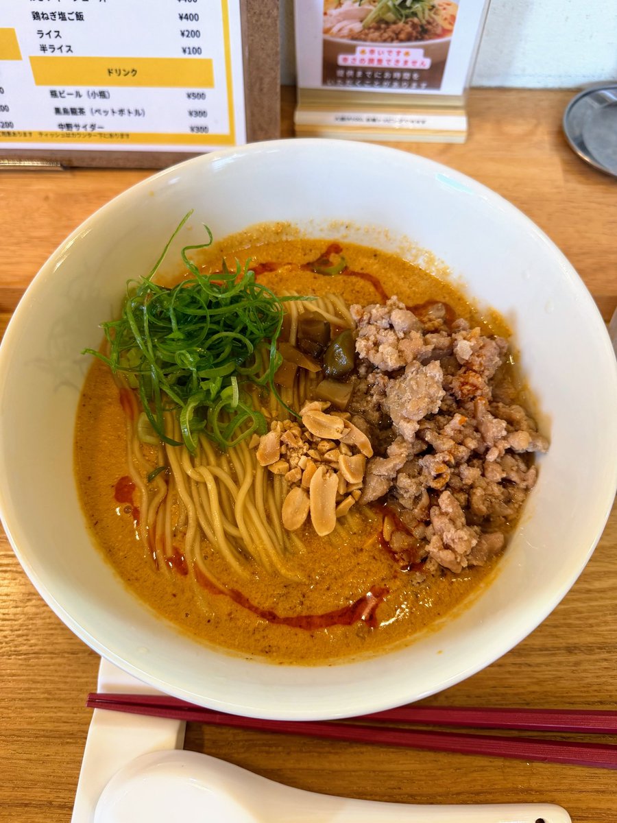 FBhF30xpoDH8TbB's tweet photo. 【らぁめん ご恩】野方

極 四川担々麺
半チャーハン（少な目）

ちょいとお久しぶりのご恩さん。
漫画に掲載されたからか大行列。
冷やしもあったけど、やっぱり大好物の温かい担々麺を🔥
相変わらず濃厚なゴマだれが堪りません😍
素敵なご夫婦の掛け合いも最高のスパイス🧡 https://t.co/v2DqbP3UbT