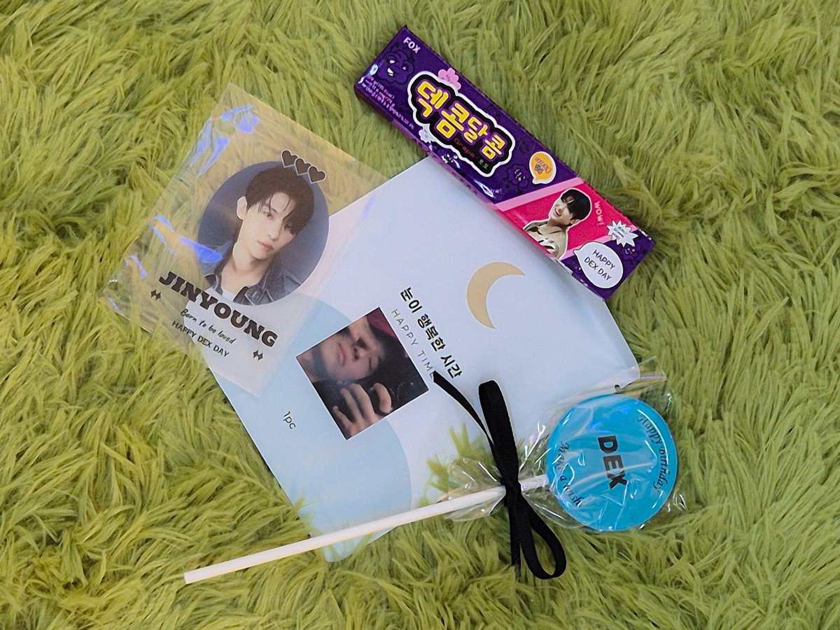 DEX_0609's tweet photo. ➛ 🅓𝗘𝗫 𝗕𝗜𝗥𝗧𝗛𝗗𝗔𝗬 𝗙𝗥𝗔𝗠𝗘 𝗘𝗩𝗘𝗡𝗧 ⁽²⁰²⁶⁾

밀리(@linlovesdex)님이 나눔해주셨습니다。

나눔존에 배치해뒀으니 편하게 챙겨가주세요 ! 
마음이 느껴지는 선물들 감사합니다 🩵🪽

#덱스 #김진영 #DEX #덱스생일프레임 https://t.co/ViXga0uZV8