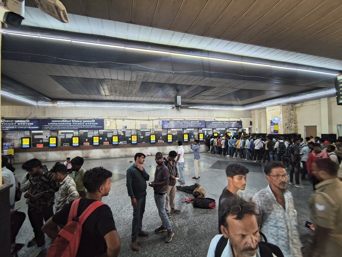 3333Vjthakur's tweet photo. @myogiadityanath @IRCTCofficial  @drmljn @RailMinIndia  
There is huge a  line and only 2 counters are open and rest are closed on gorakhpur railway station, please look into this matter
 
Thoda in gareebo ki life bhi simple krdo https://t.co/xo3tWUxGv5
