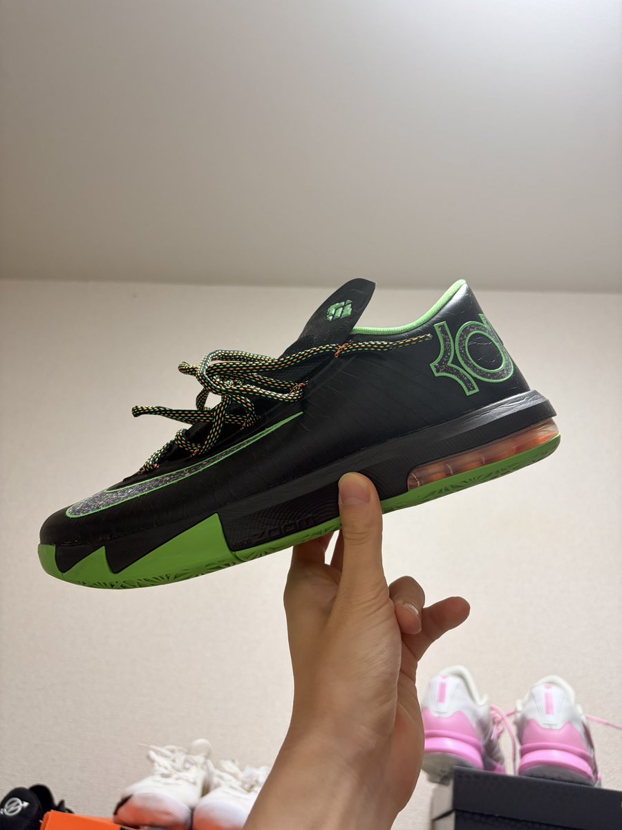 yu_bsk130's tweet photo. kd6
・縦がめっちゃ長いのでハーフダウン
・スジオカボードとノーマルインソールがエネルギーリターンいい感じがする
・薄い靴下とバスケ用のソックスでもかかとは少し浮く、動き始めればそこまで気にならない
・トラクションいい、ズレる感じは一切ない
・クッションも反発がここ最近で1番 https://t.co/tAIwrjgLOK