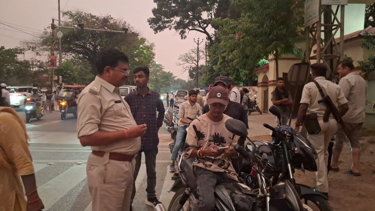 PostNxt's tweet photo. Ranchi Traffic Police का धुआंधार चेकिंग अभियान। चालान भी जमकर कट रहा है। 
@ranchipolice #Trafficchecking https://t.co/OB0r9qQ9oE