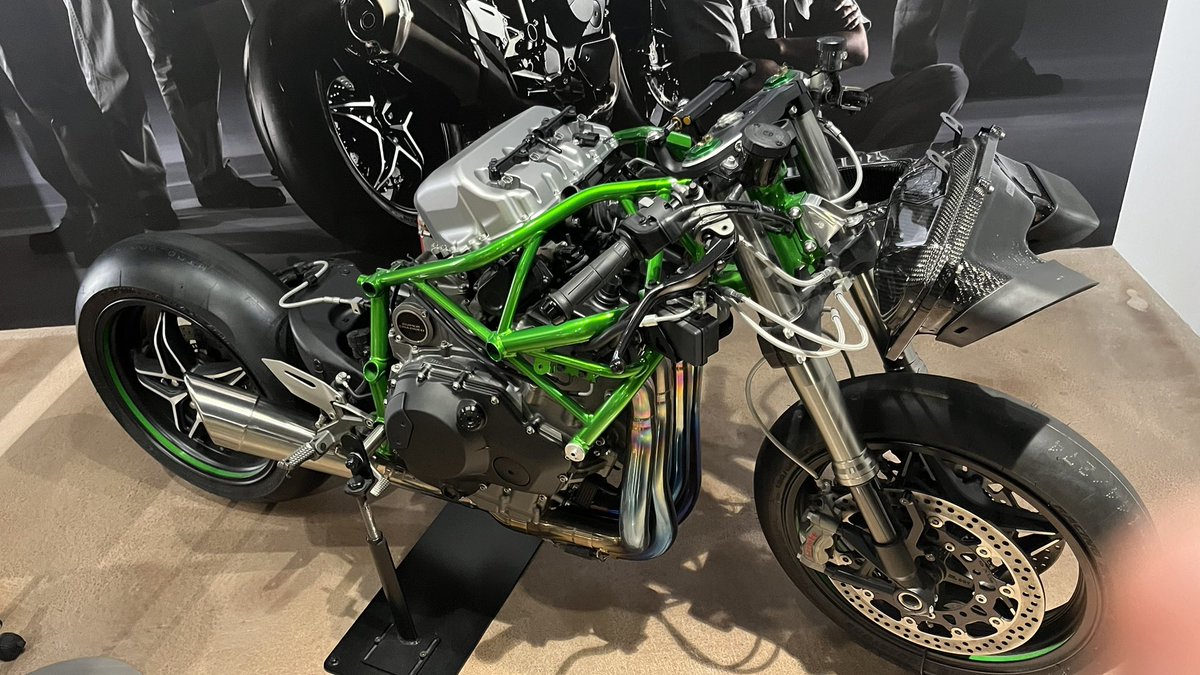 PSG_Sub707's tweet photo. 神戸のカワサキワールドに行ってきました。これ見てるとバイクに乗りたくなる(車検切れで放置中 https://t.co/SpRB4tVPSV