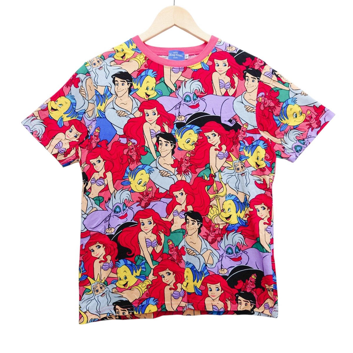 K2SELECT2024's tweet photo. 東京ディズニーリゾート限定のリトル・マーメイド総柄Tシャツにゃ✨アリエルやフランダー、セバスチャンたちが全面に描かれた存在感抜群の一着にゃ♪ディズニー好きや個性派コーデにおすすめにゃ🐚💕早い者勝ちにゃ🌈
#看板猫 #古着屋 #柴田町 #K2SELECT
#宮城県　#ディズニー
https://t.co/ewonD9thZ1 https://t.co/xTQjqM4G7a