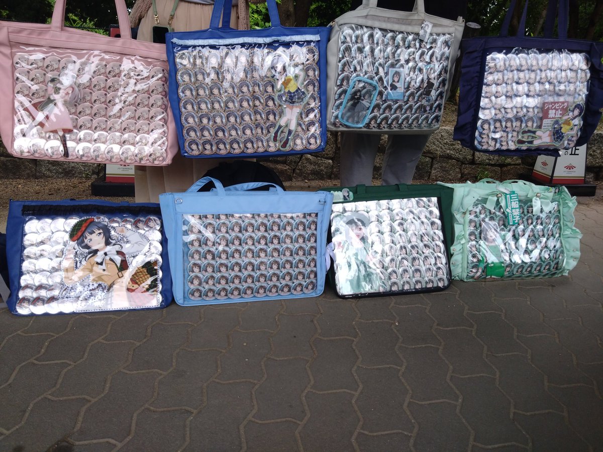 tanmoruti_526's tweet photo. 2日目雨だけどちょこっと顔出し！
みんなマンスリー完成してて凄いね。
そしてねるさん@nerumifuneと相棒の栞子と久しぶりのエンカ〜生存確認できて良かった✨数少ないしおこ最強同担！また東京で！ヘアメ可愛いかったよー
あでなん2日間ありがとう〜次はラフェスでまたよろしくお願いいたしますわ https://t.co/xhH0hzj3Vj