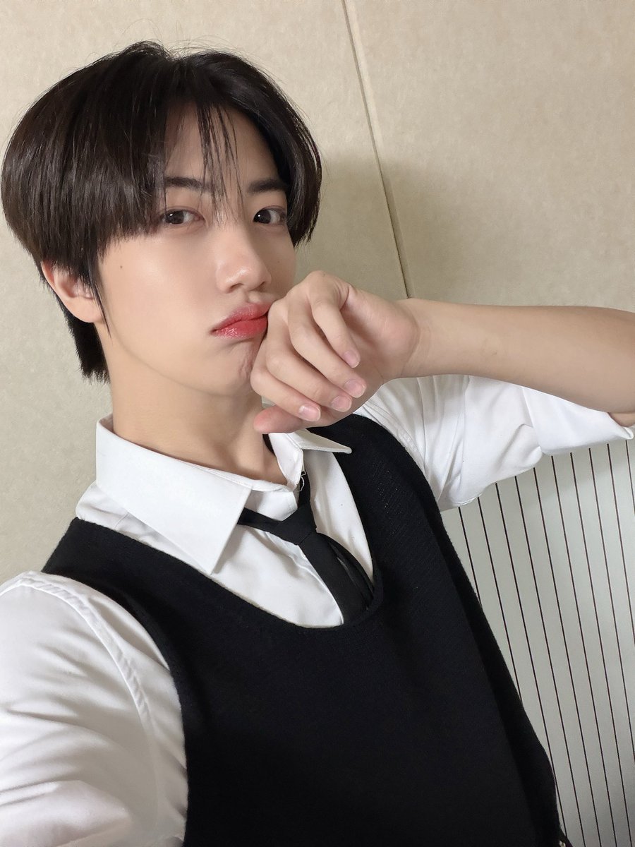 CRAVITY_twt's tweet photo. 러비티 좋은 주말😚 
#원진 https://t.co/efzRXoA05S