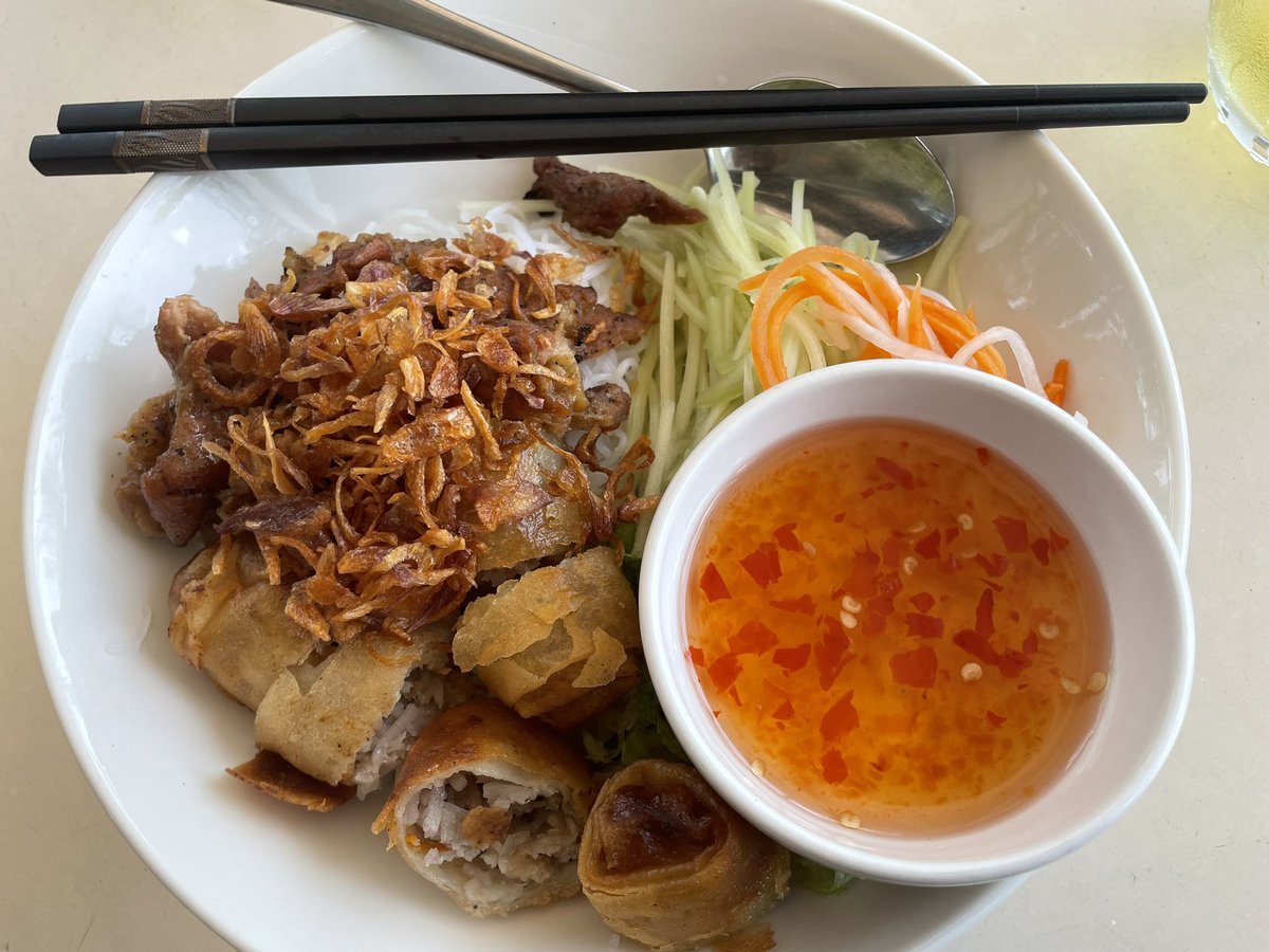 mazda_0627's tweet photo. ローカル飯🇻🇳

Bún thịt nướng 
40,000vnd(約240円) https://t.co/bkqiC2J3tq