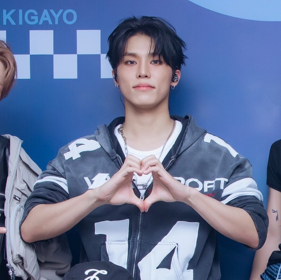 xxxxjwoo's tweet photo. Jeongwoo yesterday and today 🖤 https://t.co/Ol9IgjXttK