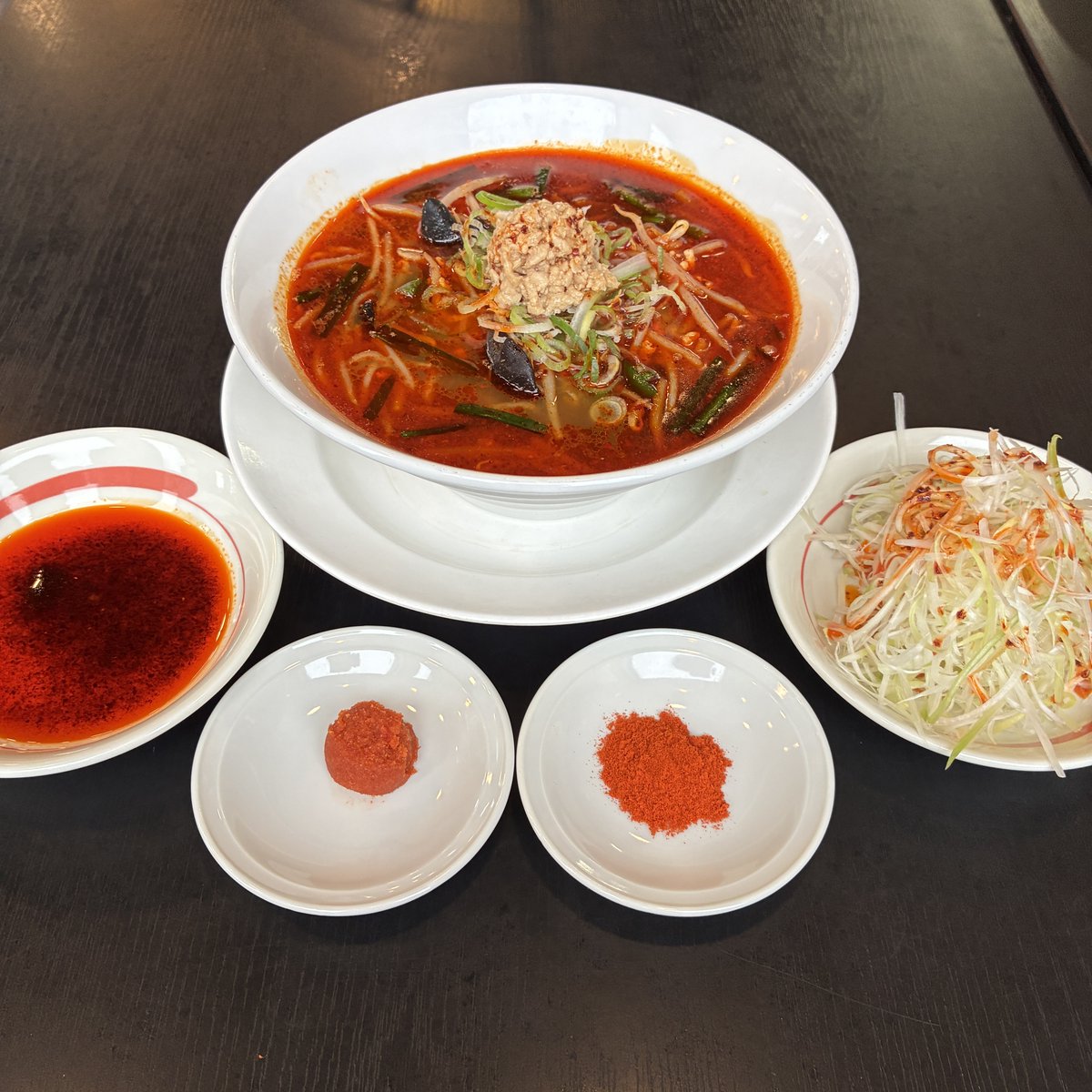 kourakuen_pr's tweet photo. 大好評の会津レッド 
多数いただいてるコメントを総合すると
　
＋唐辛し5辛
＋赤マー油
＋辛しにんにく
＋千切りねぎ
＝最適解

再現してみました！
ねぎの食感とにんにくがアクセントになってやみつきです！
辛いのがお得意な方はさらに上を行く
唐辛子6辛以上も食べきれる範囲でお試しください🔥 https://t.co/6EewzHoMgN