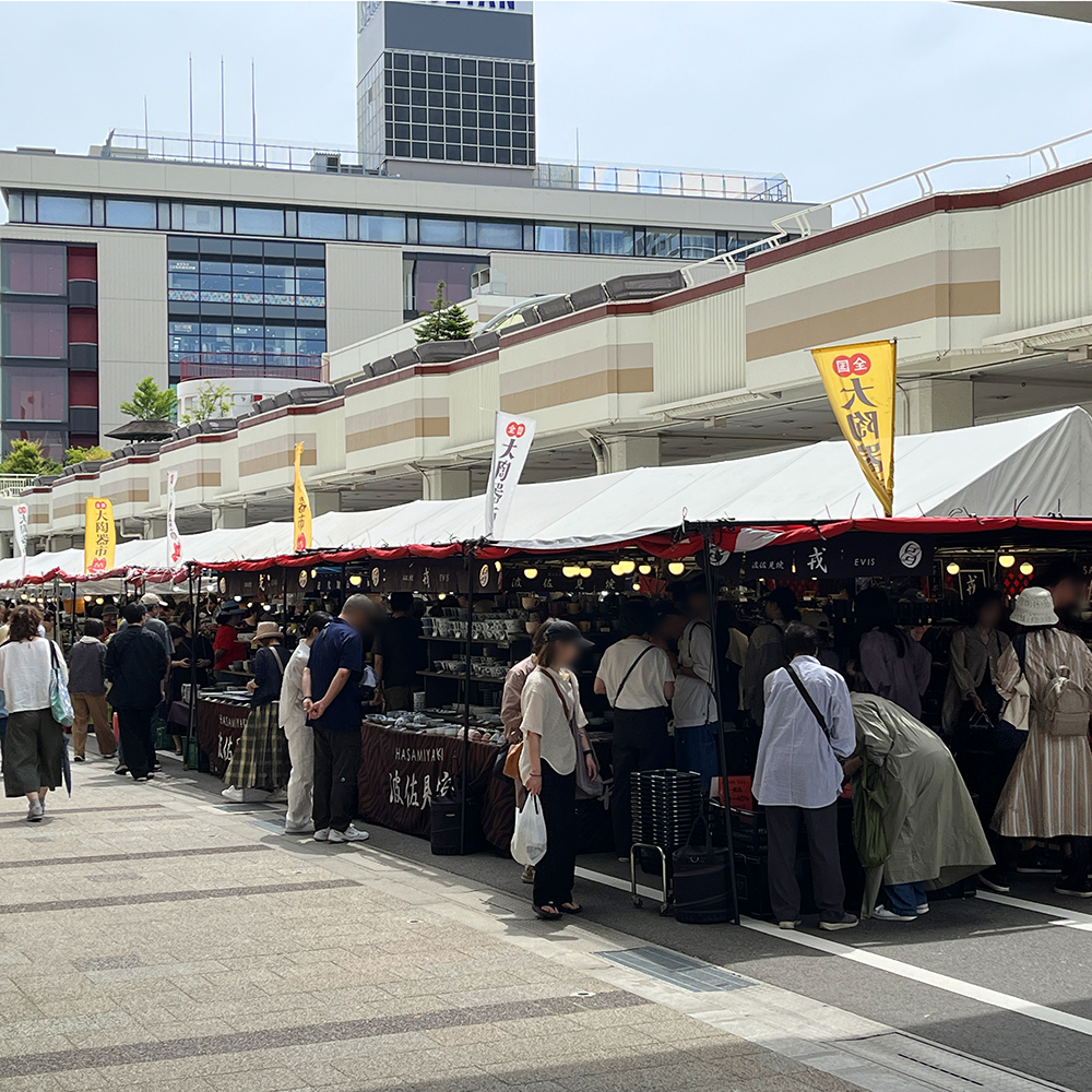 ANA_Niigata's tweet photo. 万代で6.6（土）〜6.14（日）開催の全国大陶器市 in 新潟県新潟市。

新潟市では初開催、九谷焼、伊万里焼、波佐見焼、備前焼、やちむんなどなど！
なんと50万点もの陶器や漆器、ガラスの器が揃う市なのです🍚

見て回るだけでも楽しい！
そして心くすぐる器があればなお楽しい😊

6.14（日）までの開催ですので、#万代シテイ にお越しの際はぜひ！

#全国大陶器市
https://t.co/FsZaW4MIYJ