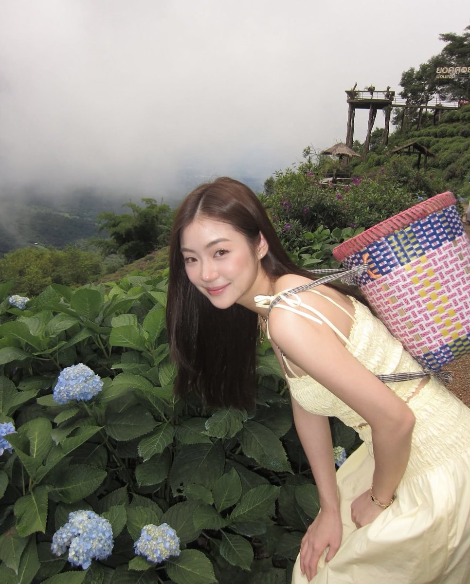 yjnajahwang's tweet photo. นี่มันแฟนสาวเหนือใช่ไหมเนี่ย นี่มันขาวหมวยเลยนะเนี่ย 🍃⛰️🌳 https://t.co/9w3M9awdGn