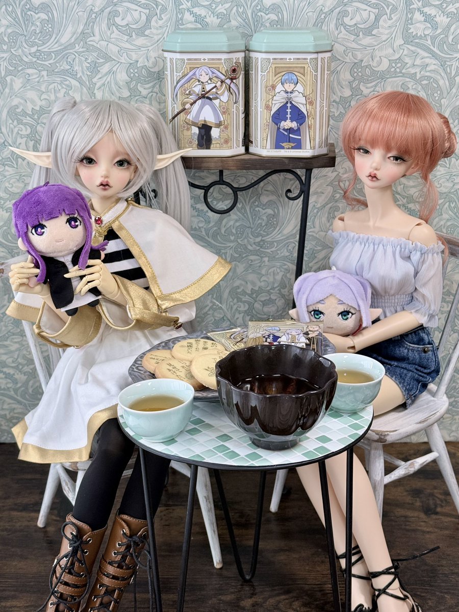 misora_seren's tweet photo. 本日のお茶は阿里山紅烏龍茶です😊

お茶受けはusjのフリーレン名言クッキー🍪

お供はフリーレンコスみつきちゃんと、コスはしたくないみらいちゃんꉂ🤣𐤔

#本日のドールとお茶 277
Today's tea with doll

#peakswoods 
#rosemii #rosemiiblossom https://t.co/8gvKNU8m7U