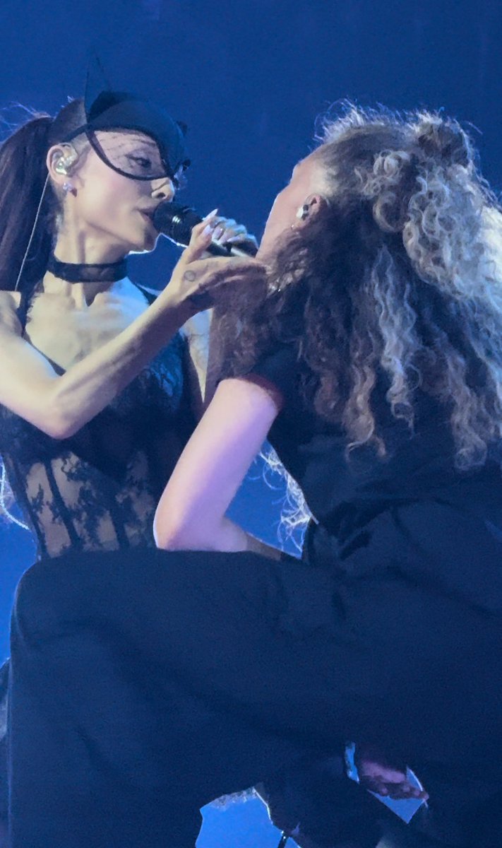 sixthirtsy's tweet photo. ARIANA GRANDE TA PEGANDO A DANÇARINA! https://t.co/oOZRkI5O4h