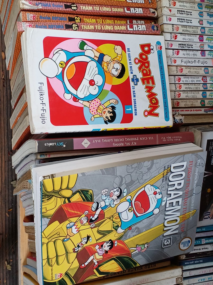 tezz221's tweet photo. 「ドラえもん」も当然のように売ってます。
右側は名作「のび太と鉄人兵団」ですね。 https://t.co/m62QLJPXpy
