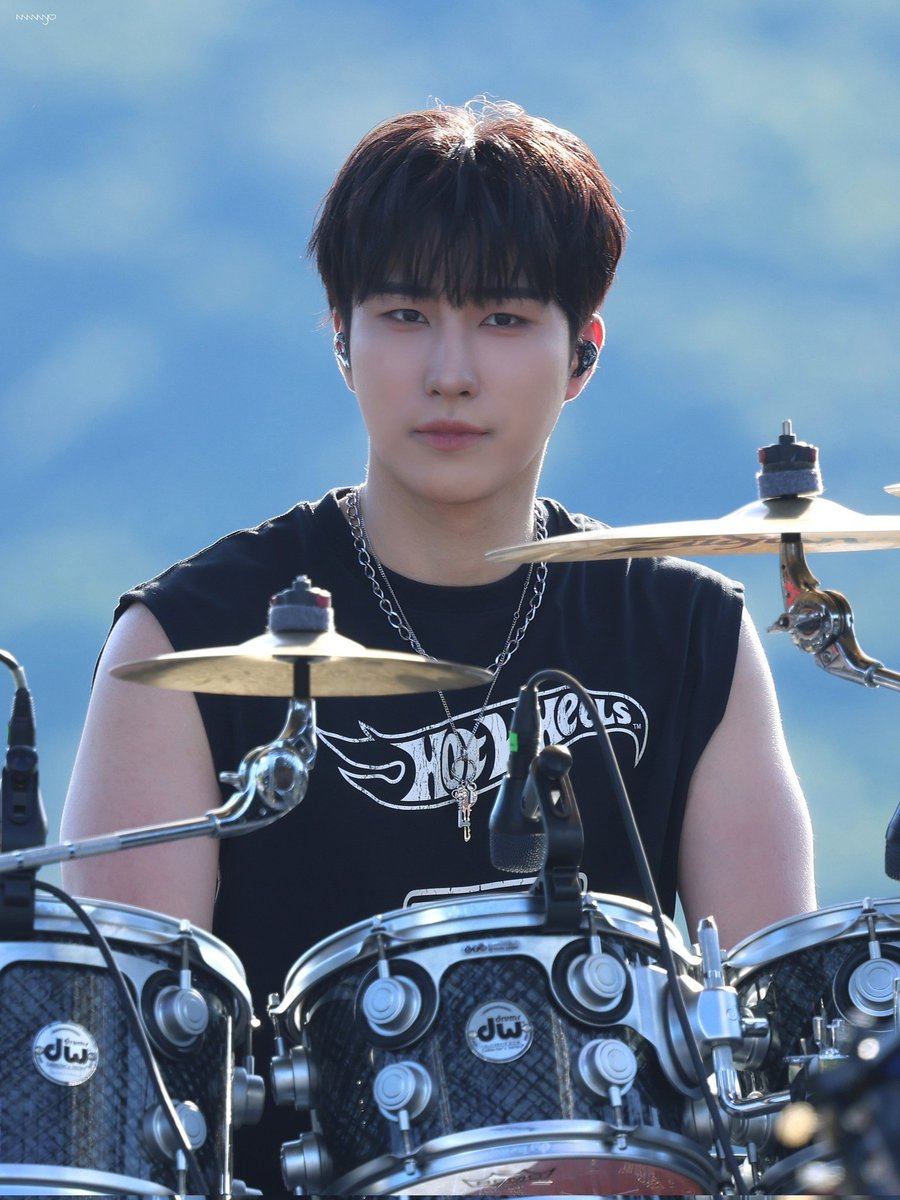 onewefashion's tweet photo. [260606] Harin wore the bundle keys necklace. available here for 45$ <https://t.co/sXKLoJJ26l> #ONEWE @official_ONEWE  #원위 https://t.co/QRAXSTc3RP