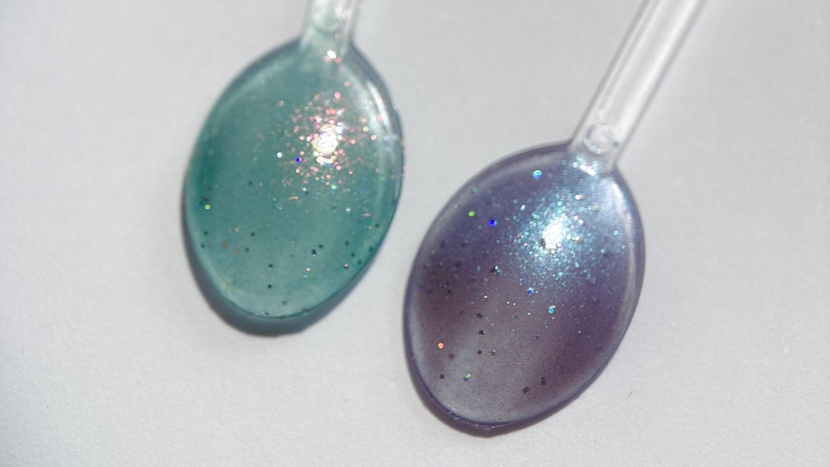 nemu_nemu5522's tweet photo. noiroさんの限定色、S064 INTERSTELLARと S065 COSMIC JELLY.
どちらもベースがシアーなのと、ラメもりもりレインボーラメもキラッキラ✨で予想以上に綺麗なポリだなって見入っちゃいましたね…INTERSTELLARは爪がマジでキラッキラになりますし、ブルーの偏光ラメが好きな人はCOSMIC JELLYがおすすめ！ https://t.co/MPLms4kcjo
