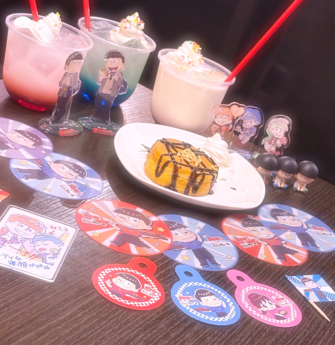 sameroom_42's tweet photo. 小豆ちゃん(@Azuki_10v01_ )・怠惰ちゃん(@ta1daaa )と昨日エンカしてました〜︎💕︎︎ステーキ、パフェ、ロールアイス、カラオケとドカ食いメインでめちゃくちゃ楽しかった✨️ https://t.co/N7aSGOmdF3