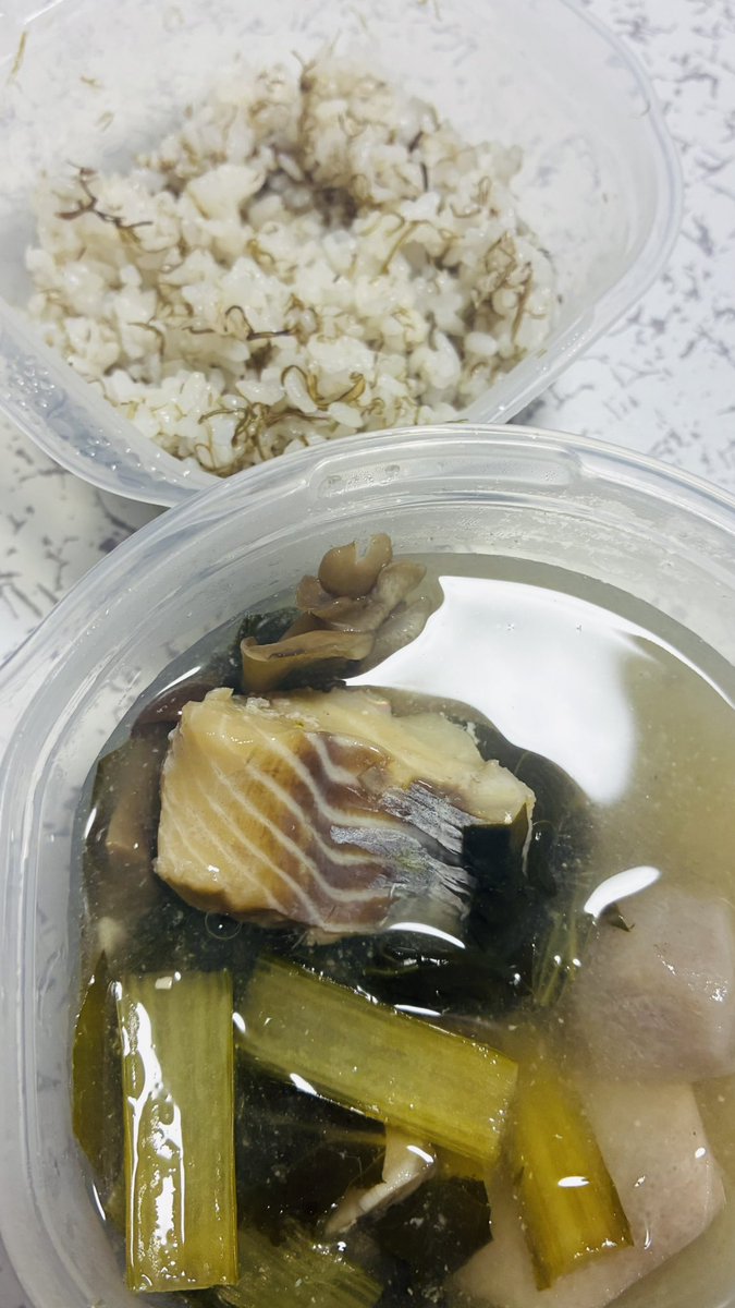 _inui_'s tweet photo. 鱈と里芋とかのお味噌汁と
がごめ昆布混ぜ込みごはん https://t.co/jUmGfyHZAd