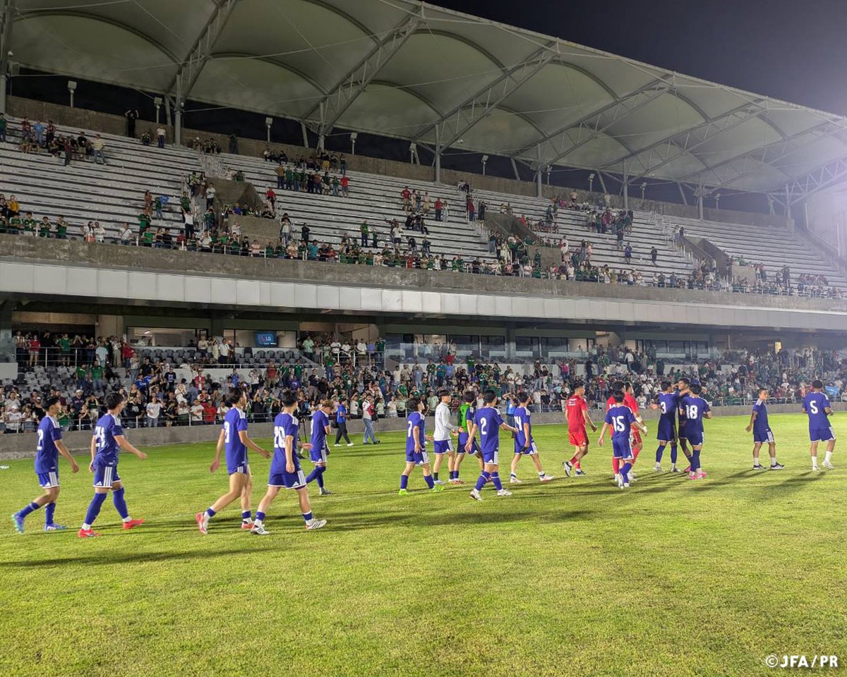 jfa_samuraiblue's tweet photo. 🔹U-19日本代表🔹
【2026.6.6 Match Report✍️】

🏆国際親善試合
⚔️第1節
🗓️6.6(土) ⌚10:00(🇯🇵)
🏟Estadio Luis Pirata Fuente(メキシコ)

🇯🇵U-19日本代表 3-1 U-19メキシコ代表🇲🇽

U-19日本代表は、FIFAワールドカップ2026に出場する、SAMURAI BLUEのトレーニングパートナーを兼ねて、北中米遠征を行っています。

第1戦はU-19メキシコ代表と対戦しました。
海に近いベラクルス(メキシコ)という都市で、20時キックオフでも高温多湿の環境の中、試合は行われました。

前半開始から少し体が重そうな日本代表でしたが、徐々にチャンスを作ります。16分に左サイドを崩して長璃喜(川崎フロンターレ)選手が抜け出しクロスを上げると、
逆サイドからゴール前に走り込んだ姫野誠(ェフユナイテッド千葉)選手がシュート。22分には自陣でのボール奪取から吉田湊海(鹿島アントラーズ)選手につなぎ、そのまま相手陣内に入り積極的にシュート。いずれも枠を捉えきれなかったものの、得点の期待が高まります。
すると23分、左サイドからゴール前への折り返しに反応した、尾谷ディヴァインチネドゥ(FC東京)選手が先制ゴール。日本代表が良い流れを得点に結びつけます。
40分にも左サイドからのクロス攻撃でゴール前のこぼれ球を姫野選手が冷静に決め、2点目を奪います。
前半終了間際には、山本天翔(ガンバ大阪)選手が上手くメキシコDFラインの間でボールを受け前を向くと、ツータッチ目で素早くコースを狙ったシュートを放ち、貴重な3点目を追加。
日本代表は3-0と優位な形で前半を終えます。

後半は気候による疲れが見え、オープンな形で両者が攻めるシーンが増える展開。要所でDF陣が奮闘した日本代表がこのまま点差を守って勝ち切ると思われた75分、メキシコ代表が意地の強烈なミドルシュートを決め2点差に迫ります。
しかし、メキシコ代表の反撃はここまで。U-19日本代表が3-1で勝利を収めました。

U-19日本代表は、8・9月に同じく高温多湿が予想されるカンボジアでの開催が決まった『AFC U20アジアカップ中国2027予選』に向け強化を継続していきます。
引き続きご声援のほどよろしくお願いいたします。

大会情報はこちら⏬
https://t.co/foWVlLOp3Y

#U19日本代表 #サッカー日本代表
