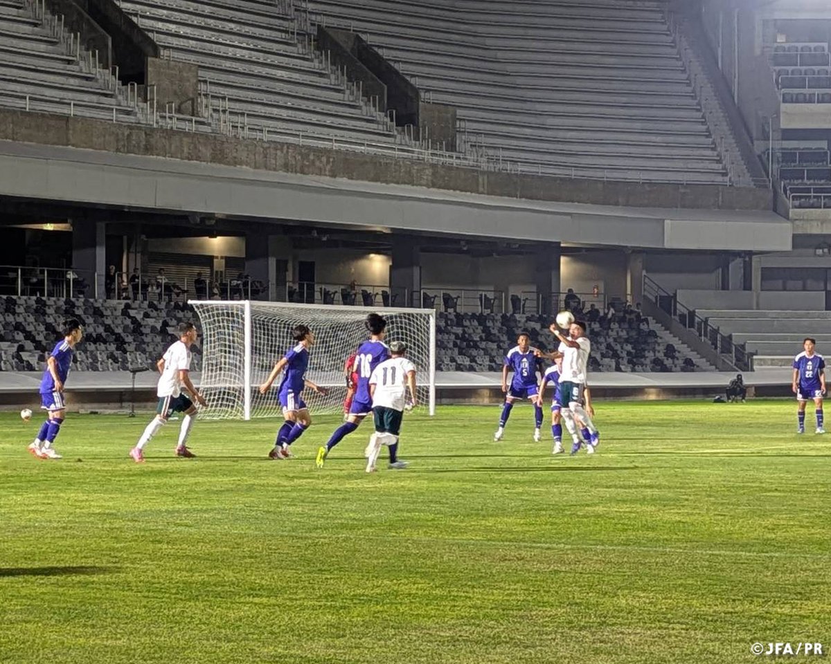 jfa_samuraiblue's tweet photo. 🔹U-19日本代表🔹
【2026.6.6 Match Report✍️】

🏆国際親善試合
⚔️第1節
🗓️6.6(土) ⌚10:00(🇯🇵)
🏟Estadio Luis Pirata Fuente(メキシコ)

🇯🇵U-19日本代表 3-1 U-19メキシコ代表🇲🇽

U-19日本代表は、FIFAワールドカップ2026に出場する、SAMURAI BLUEのトレーニングパートナーを兼ねて、北中米遠征を行っています。

第1戦はU-19メキシコ代表と対戦しました。
海に近いベラクルス(メキシコ)という都市で、20時キックオフでも高温多湿の環境の中、試合は行われました。

前半開始から少し体が重そうな日本代表でしたが、徐々にチャンスを作ります。16分に左サイドを崩して長璃喜(川崎フロンターレ)選手が抜け出しクロスを上げると、
逆サイドからゴール前に走り込んだ姫野誠(ェフユナイテッド千葉)選手がシュート。22分には自陣でのボール奪取から吉田湊海(鹿島アントラーズ)選手につなぎ、そのまま相手陣内に入り積極的にシュート。いずれも枠を捉えきれなかったものの、得点の期待が高まります。
すると23分、左サイドからゴール前への折り返しに反応した、尾谷ディヴァインチネドゥ(FC東京)選手が先制ゴール。日本代表が良い流れを得点に結びつけます。
40分にも左サイドからのクロス攻撃でゴール前のこぼれ球を姫野選手が冷静に決め、2点目を奪います。
前半終了間際には、山本天翔(ガンバ大阪)選手が上手くメキシコDFラインの間でボールを受け前を向くと、ツータッチ目で素早くコースを狙ったシュートを放ち、貴重な3点目を追加。
日本代表は3-0と優位な形で前半を終えます。

後半は気候による疲れが見え、オープンな形で両者が攻めるシーンが増える展開。要所でDF陣が奮闘した日本代表がこのまま点差を守って勝ち切ると思われた75分、メキシコ代表が意地の強烈なミドルシュートを決め2点差に迫ります。
しかし、メキシコ代表の反撃はここまで。U-19日本代表が3-1で勝利を収めました。

U-19日本代表は、8・9月に同じく高温多湿が予想されるカンボジアでの開催が決まった『AFC U20アジアカップ中国2027予選』に向け強化を継続していきます。
引き続きご声援のほどよろしくお願いいたします。

大会情報はこちら⏬
https://t.co/foWVlLOp3Y

#U19日本代表 #サッカー日本代表