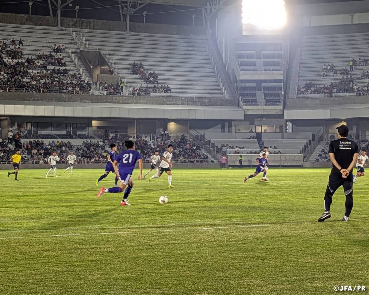 jfa_samuraiblue's tweet photo. 🔹U-19日本代表🔹
【2026.6.6 Match Report✍️】

🏆国際親善試合
⚔️第1節
🗓️6.6(土) ⌚10:00(🇯🇵)
🏟Estadio Luis Pirata Fuente(メキシコ)

🇯🇵U-19日本代表 3-1 U-19メキシコ代表🇲🇽

U-19日本代表は、FIFAワールドカップ2026に出場する、SAMURAI BLUEのトレーニングパートナーを兼ねて、北中米遠征を行っています。

第1戦はU-19メキシコ代表と対戦しました。
海に近いベラクルス(メキシコ)という都市で、20時キックオフでも高温多湿の環境の中、試合は行われました。

前半開始から少し体が重そうな日本代表でしたが、徐々にチャンスを作ります。16分に左サイドを崩して長璃喜(川崎フロンターレ)選手が抜け出しクロスを上げると、
逆サイドからゴール前に走り込んだ姫野誠(ェフユナイテッド千葉)選手がシュート。22分には自陣でのボール奪取から吉田湊海(鹿島アントラーズ)選手につなぎ、そのまま相手陣内に入り積極的にシュート。いずれも枠を捉えきれなかったものの、得点の期待が高まります。
すると23分、左サイドからゴール前への折り返しに反応した、尾谷ディヴァインチネドゥ(FC東京)選手が先制ゴール。日本代表が良い流れを得点に結びつけます。
40分にも左サイドからのクロス攻撃でゴール前のこぼれ球を姫野選手が冷静に決め、2点目を奪います。
前半終了間際には、山本天翔(ガンバ大阪)選手が上手くメキシコDFラインの間でボールを受け前を向くと、ツータッチ目で素早くコースを狙ったシュートを放ち、貴重な3点目を追加。
日本代表は3-0と優位な形で前半を終えます。

後半は気候による疲れが見え、オープンな形で両者が攻めるシーンが増える展開。要所でDF陣が奮闘した日本代表がこのまま点差を守って勝ち切ると思われた75分、メキシコ代表が意地の強烈なミドルシュートを決め2点差に迫ります。
しかし、メキシコ代表の反撃はここまで。U-19日本代表が3-1で勝利を収めました。

U-19日本代表は、8・9月に同じく高温多湿が予想されるカンボジアでの開催が決まった『AFC U20アジアカップ中国2027予選』に向け強化を継続していきます。
引き続きご声援のほどよろしくお願いいたします。

大会情報はこちら⏬
https://t.co/foWVlLOp3Y

#U19日本代表 #サッカー日本代表