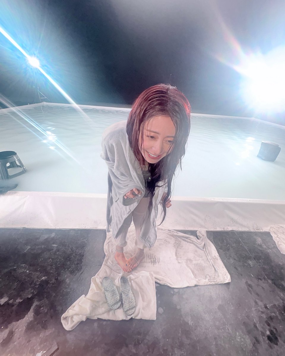 yunjinrs's tweet photo. these yusu lily behind the scenes shots of yunjin im crying 😭 https://t.co/S1QXYmL3CS