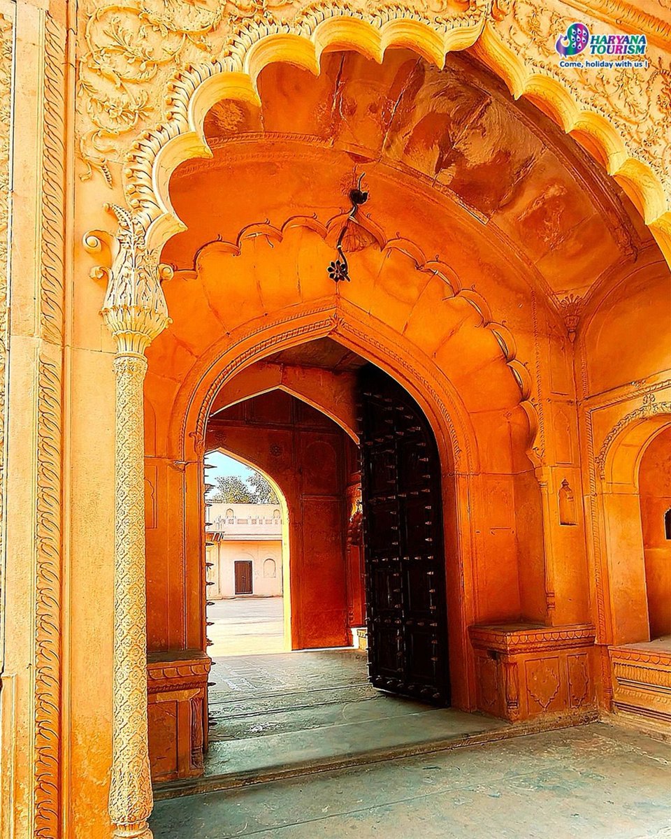 HaryanaTourism's tweet photo. Raja Nahar Singh Mahal in Ballabhgarh is a stunning symbol of Haryana’s royal heritage. Built in the 18th century, this palace blends architecture with grand courtyards, elegant arches, and intricate jharokhas.
Step into timeless royalty.

#HaryanaTourism 
#RajaNaharSinghMahal https://t.co/kQg2XYRCow