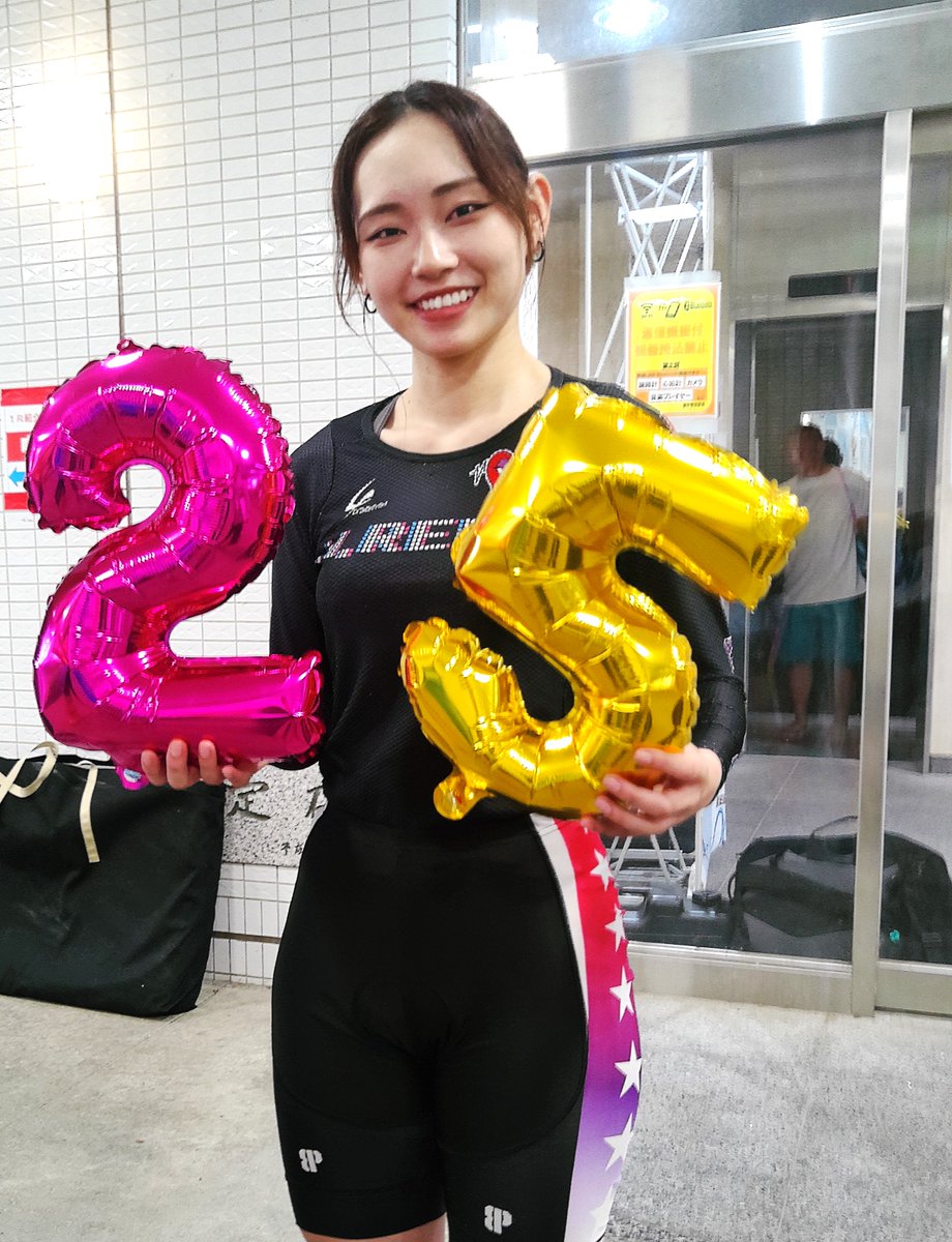 sponichikeirin's tweet photo. 【＃防府競輪　Ｆ Ⅱ　ガールズ　前検日】

早々と取材エリアに姿を見せた #宮西令奈 。前検日の７日は２５歳の誕生日を迎え、ガールズ選手に祝福された。

「練習量は少なめだけど２場所決勝に乗れてるし悪くはないと思う」。初日は外枠ながら前々と立ち回り、２５歳最初のレースで見せ場を作る。 https://t.co/Squ2rimRPS