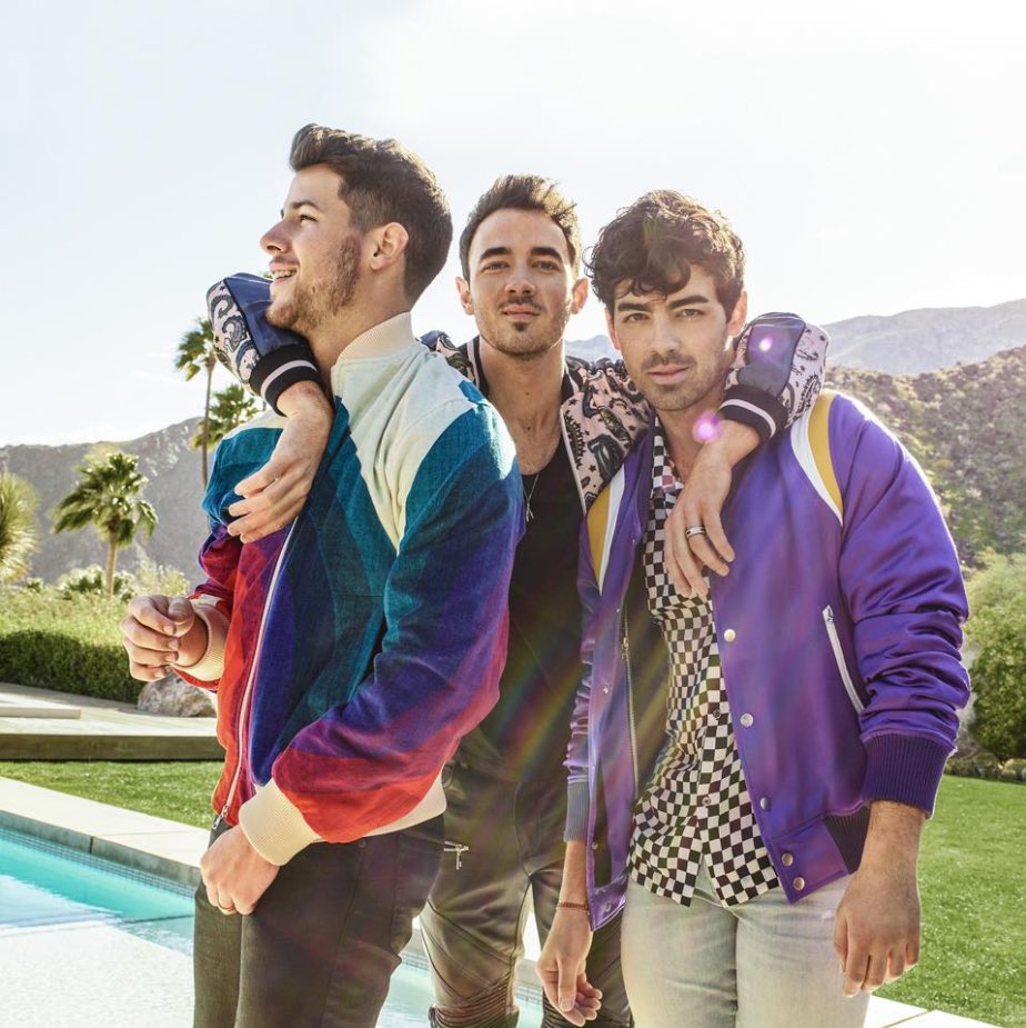 TheJonasHub's tweet photo. 7 years ago today the Jonas Brothers ended their 6 year hiatus and released their comeback album, Happiness Begins. Spawning their first Billboard #1 Hit Sucker which was the first boy band song to achieve the title since 2003. What a 7 years it’s been 💙 https://t.co/d3g0rYZxKy