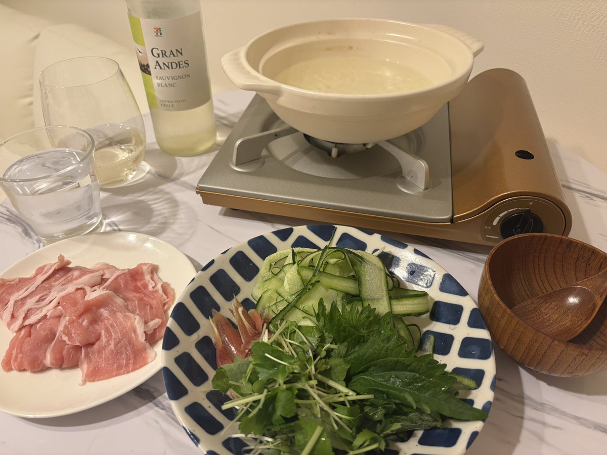 happho131's tweet photo. フライト後のむくみと疲れをリセットしてくれるあかりさんレシピの夏鍋。次の日スッキリなぜか体重が減る優秀リカバリー飯。カリウム効果かな？ https://t.co/meR2wRzhTg