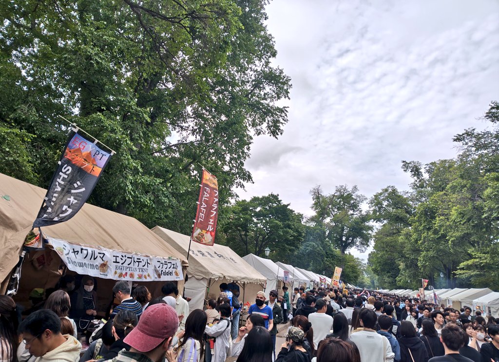 frontier1spirit's tweet photo. 北大祭の雰囲気だけ味わうために毎年行ってるけど、とにかく人の動線が壊滅的に悪いのそろそろなんとかしたほうがいいと思う、機会損失が相当ある
経済、経営学部とか情報系とか頑張れ
農学部以外の存在感がないぞ
売上の最���化とか、ITによる効率化とかなんかあるだろ、歴史と伝統を破壊せよ https://t.co/kYaUFNBFjS