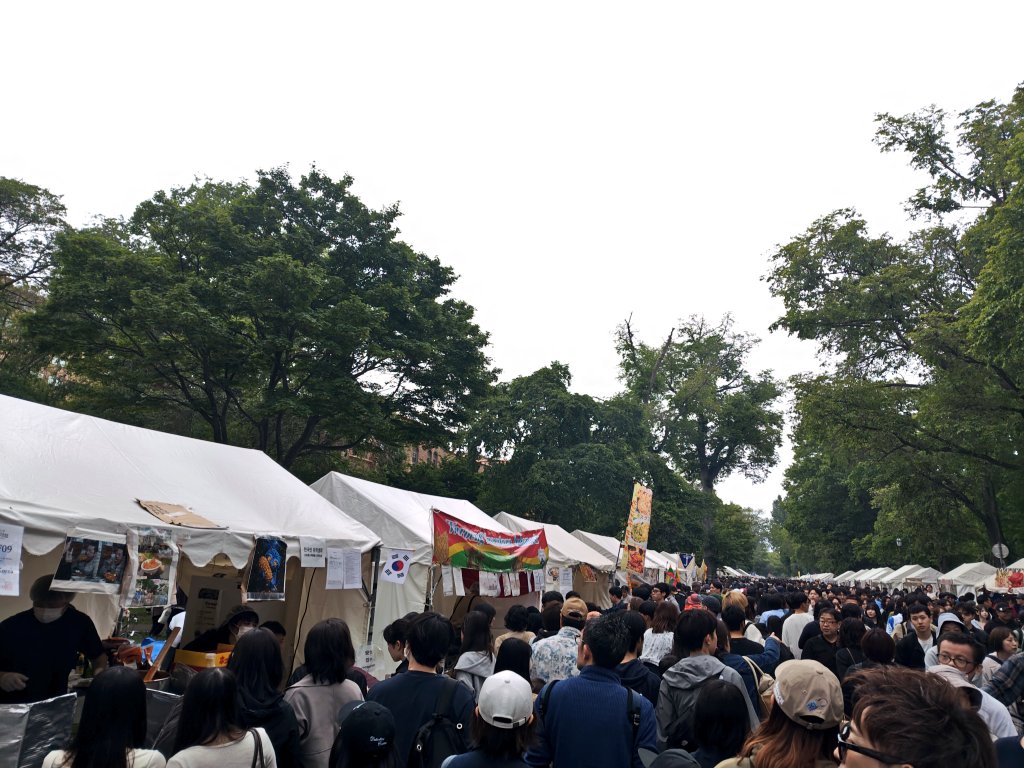 frontier1spirit's tweet photo. 北大祭の雰囲気だけ味わうために毎年行ってるけど、とにかく人の動線が壊滅的に悪いのそろそろなんとかしたほうがいいと思う、機会損失が相当ある
経済、経営学部とか情報系とか頑張れ
農学部以外の存在感がないぞ
売上の最���化とか、ITによる効率化とかなんかあるだろ、歴史と伝統を破壊せよ https://t.co/kYaUFNBFjS