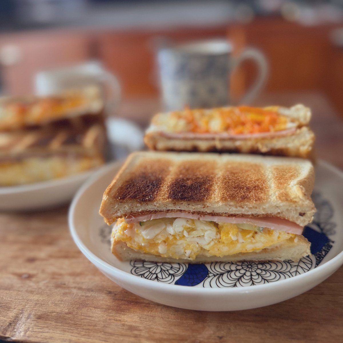 plus_0426's tweet photo. 今日のおひるごはんはムスメ作のホットサンドでした🥪。なんでわたしは日曜日の夕方に美容院予約しましたか…（家出たくない https://t.co/xJmdTVSBIp