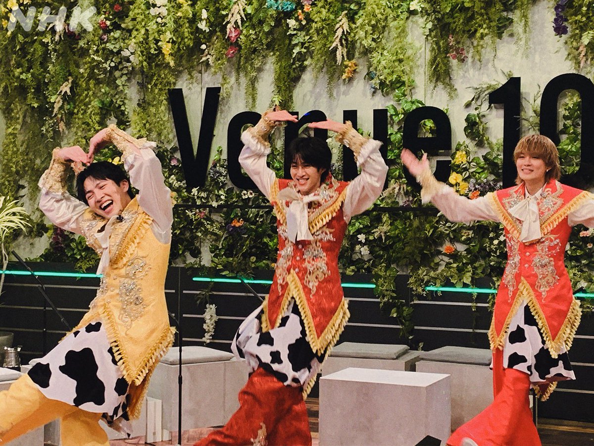 st___53's tweet photo. 仁ちゃんが1番弾けた笑顔なの珍しいしハート作りきれてない兄弟かわいい https://t.co/crIPyKxW1x