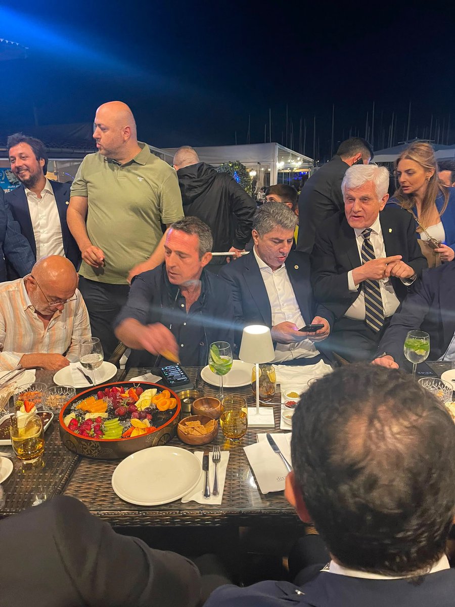 luganoburak's tweet photo. Oğlum biz bunları yollamak için imza falan topladık götümüz yırtıldı, bunlar yine çıktı amk😂

Hahahahahahahahahahhahahahahahhahahahhahahahahahahahahhahah https://t.co/CBTMaRUSBN