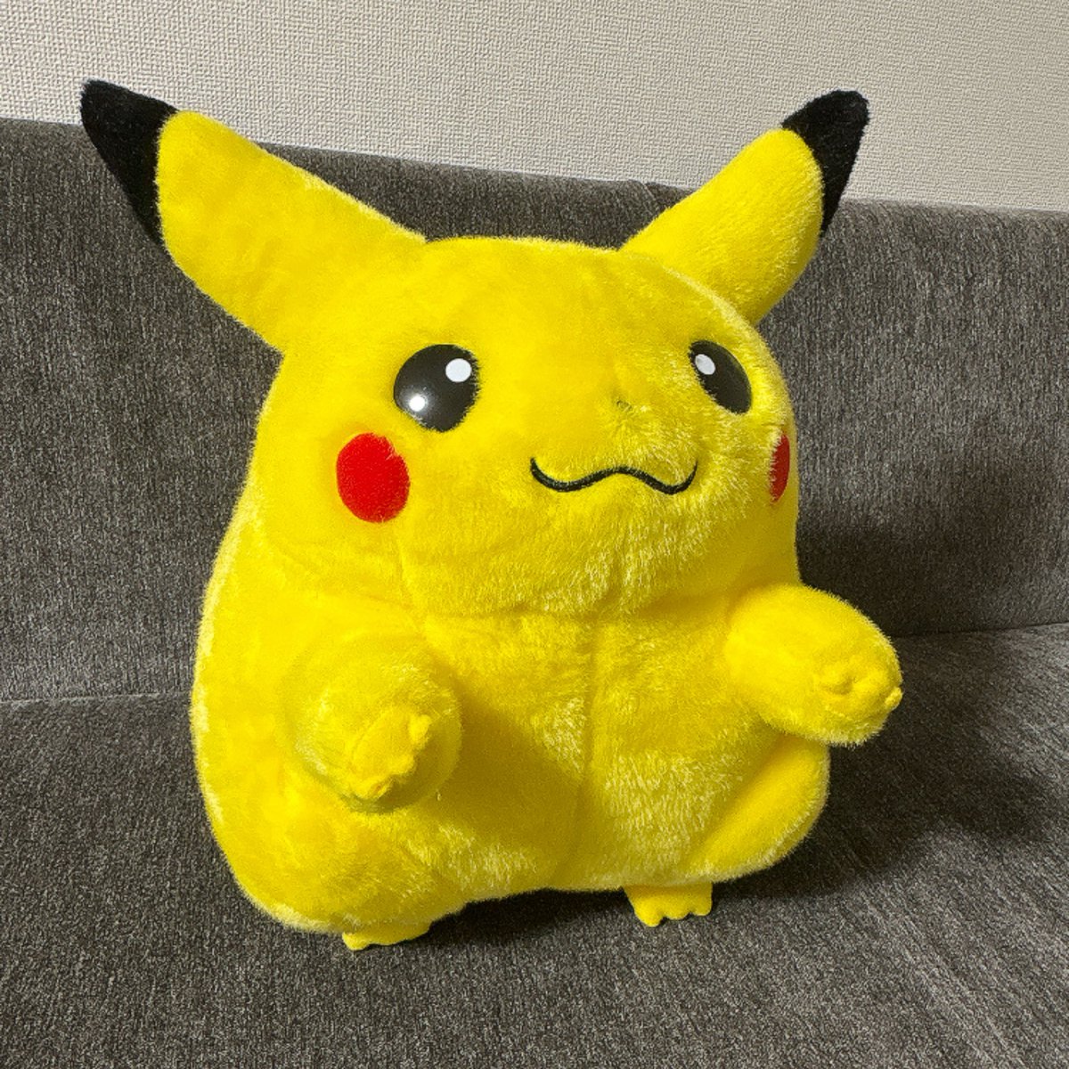 _marienyan3's tweet photo. 昔の形のピカチュウ見つけて衝動買い🤩このボテっとしたフォルムがたまらん。 https://t.co/yrbeY7ycJP