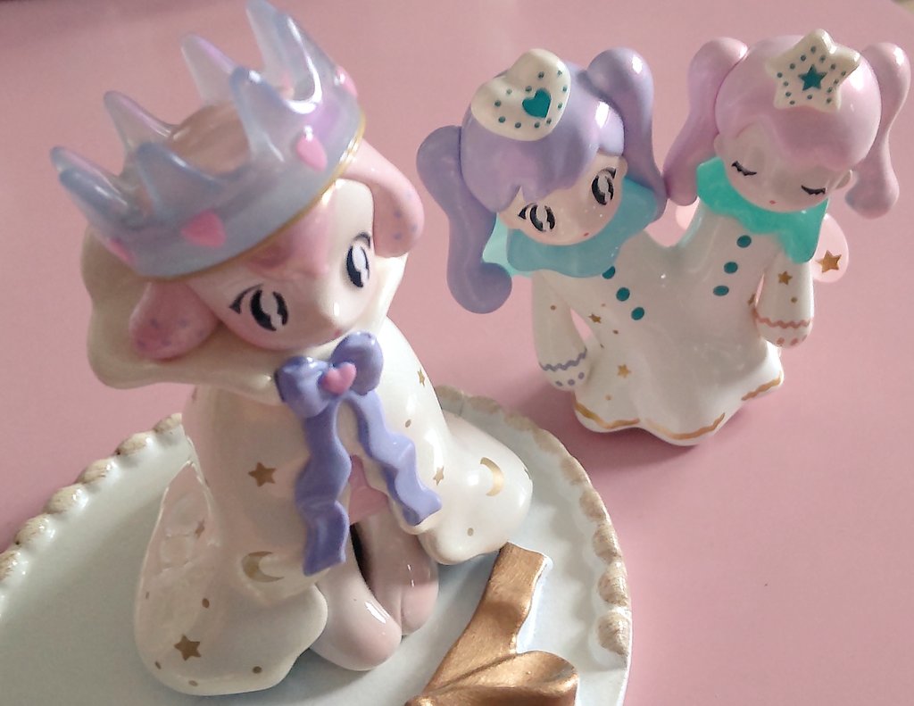 licho_dl's tweet photo. また #FINDINGUNICORN × #AAMY さんのフィギュアちゃん達をお迎えしました✨こんな愛らしい招き猫さんお迎えせずにいられませんでした✨人魚さん🧜‍♀️の透け感のある美しさは視覚から涼を与えてくれますね✨溶け合うコたちは色合いが本当に優しく、ときめきが止まらないです♡🕯️ちゃん幸せそうでしょ✨ https://t.co/ApmylFI8Vj