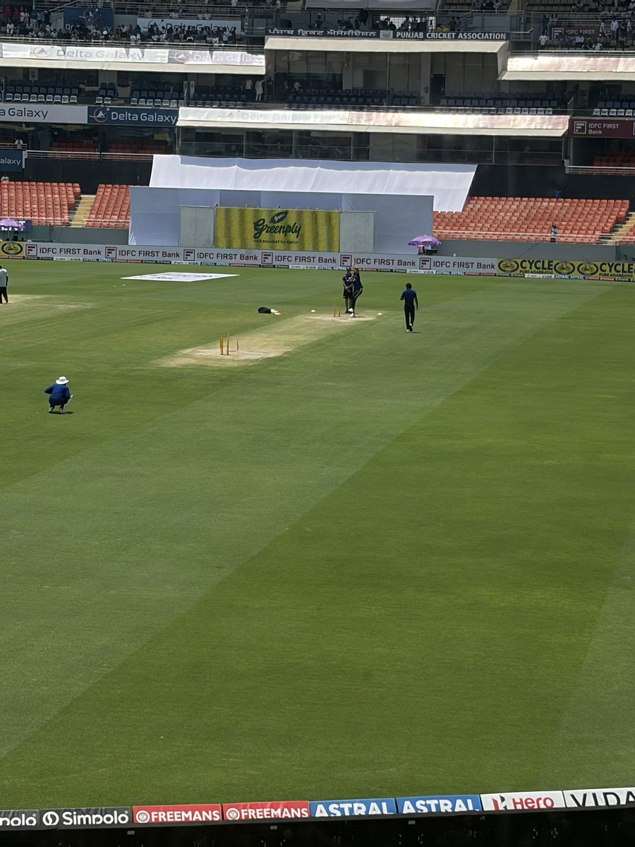 aami_aakash's tweet photo. Gurnoor Brar bowling with the white ball during the innings break in Mullanpur

#INDvsAFG https://t.co/tACXVzhBXB