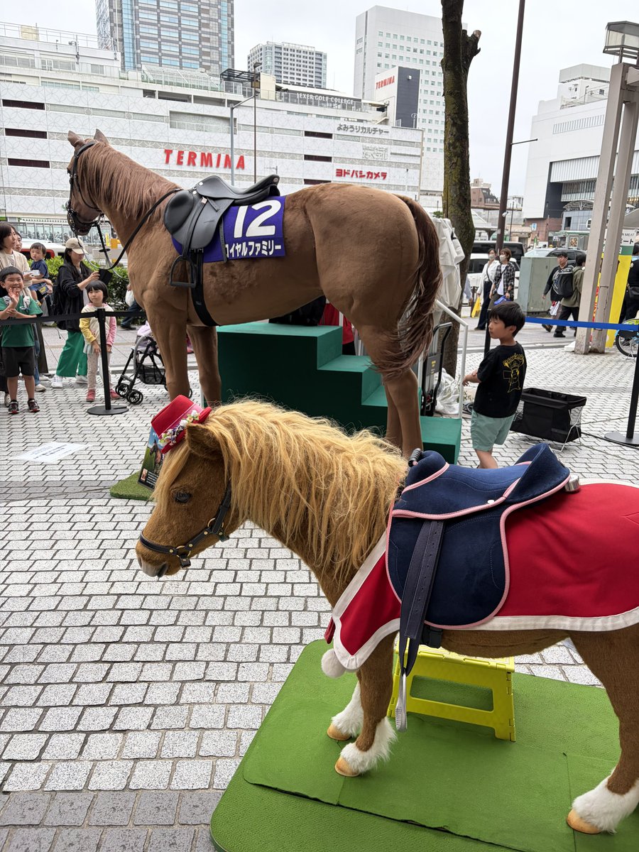 Yuzzlin_'s tweet photo. マルイ来たら馬いた🐎 https://t.co/nqKFvheza7