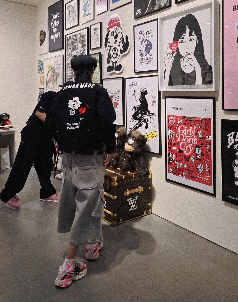 jhopewaist's tweet photo. hobi visited VERDY’s ‘I Believe in Me’ exhibit today! https://t.co/fjg5WLbrkP