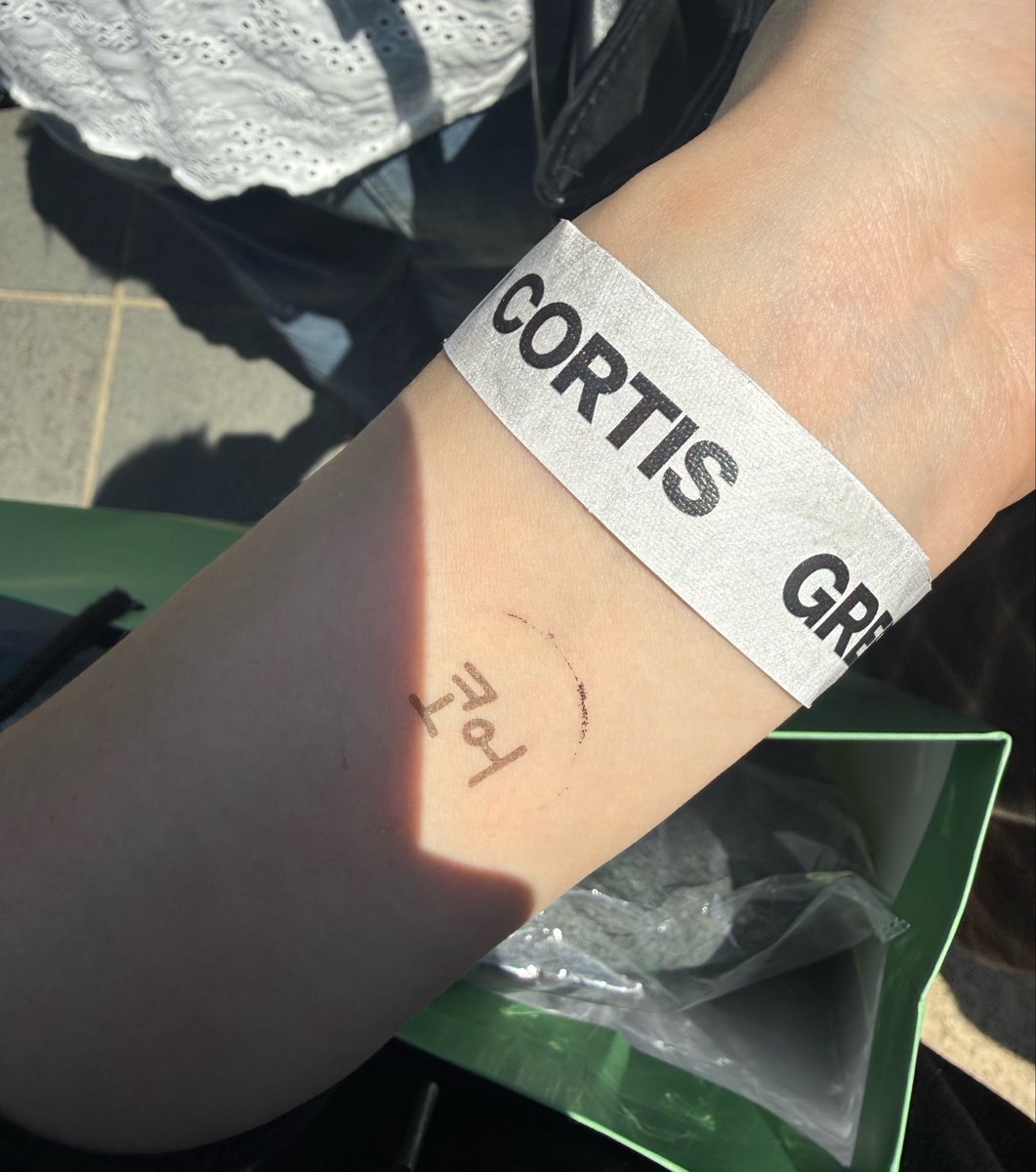 eomna0113's tweet photo. 손목도장성현이글씨였다고???????????? https://t.co/GZs3NwzSSj