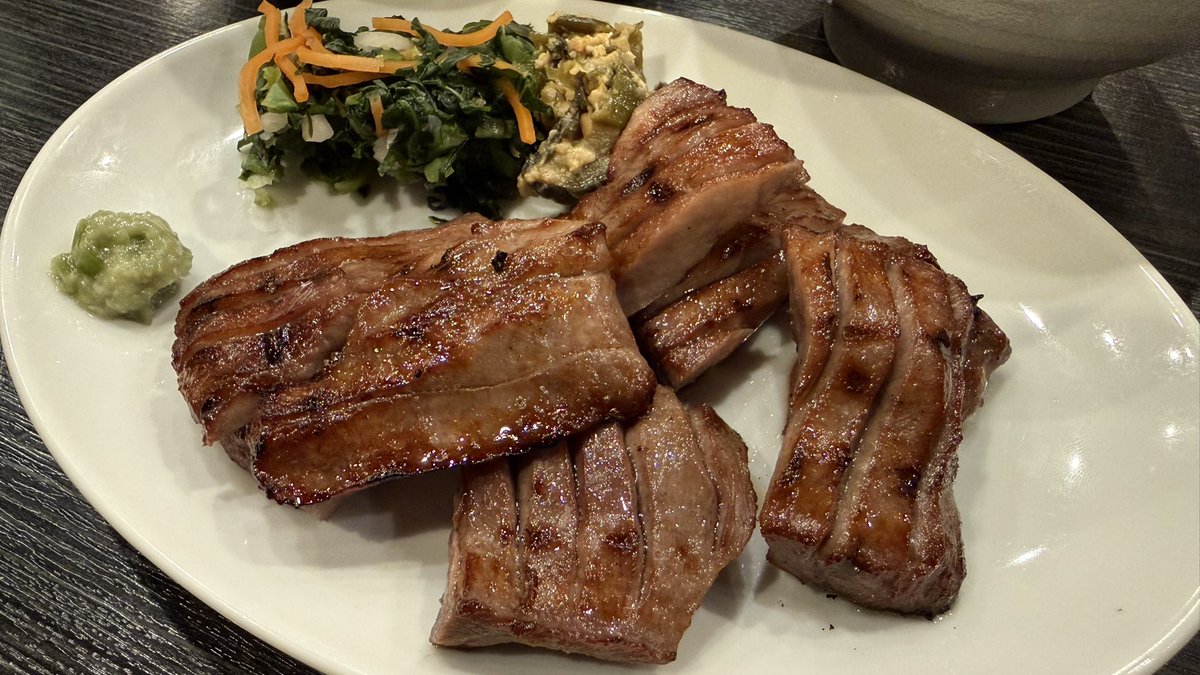rizin_abc's tweet photo. 【仙台観光③】

〜グルメ〜
海鮮丼、牛タン定食
牛タンのお店は『司』
柔らかく厚みがあり食べ応えもある絶品の牛タン
牛タン以外のメニューも豊富でおすすめしたいお店の一つ https://t.co/gQsgiPlEpC
