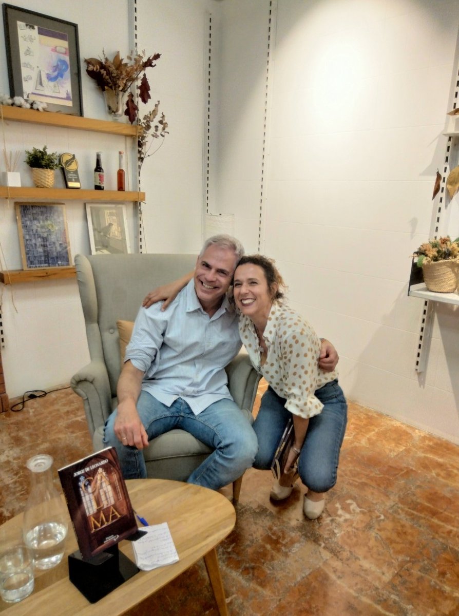 Lorenaedcl's tweet photo. Me dice: "no te voy a dejar caer".
Y nunca lo hizo, nunca lo hace, nunca lo hará.
Ojalá tengáis también esa persona a la que solo tenéis que decirle "me estoy ahogando".
Y os ceda su aire para respirar.
Gracias, amigo de mil vidas.
Por otros mil siglos juntos más. https://t.co/KDwT4fJq7I