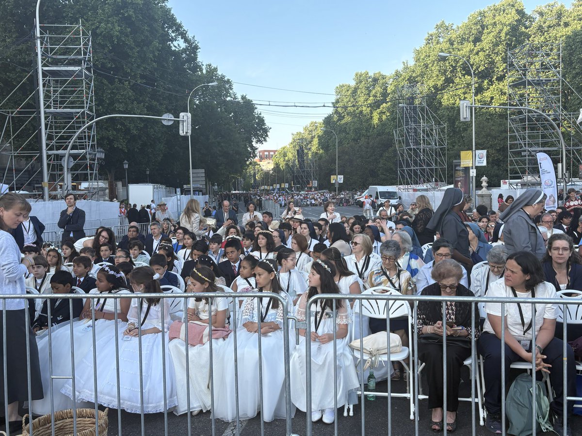VictoriaCardiel's tweet photo. Todo preparado para la procesión del Corpus Cristi que presidirá el Papa en la plaza de Cibeles. Estará muy bien acompañado, por el Cristo de Medinaceli y la Virgen del Carmen, entre otros. https://t.co/JpGkl01xDZ