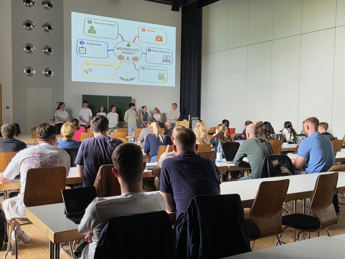 BDelmenhorst's tweet photo. Am Dienstag, dem 2. Juni 2026 war das Weihnachtsmarktprojekt der Berufsfachschule Wirtschaft mit den betreuenden Lehrkräften Thorben  Umbach und Tim Kruse an der Universität Oldenburg.

#BBS1Delmenhorst #Delmenhorst #Projektlernen https://t.co/YqDejq1gUs