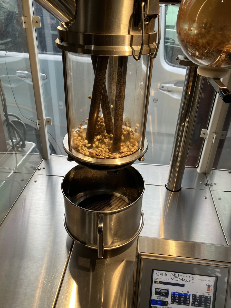 KinHase's tweet photo. そして、歩いていたらコーヒー豆を焙煎して売ってくれるお店を見つけたので100gほど買ってみた。 https://t.co/irmiU7t4lv